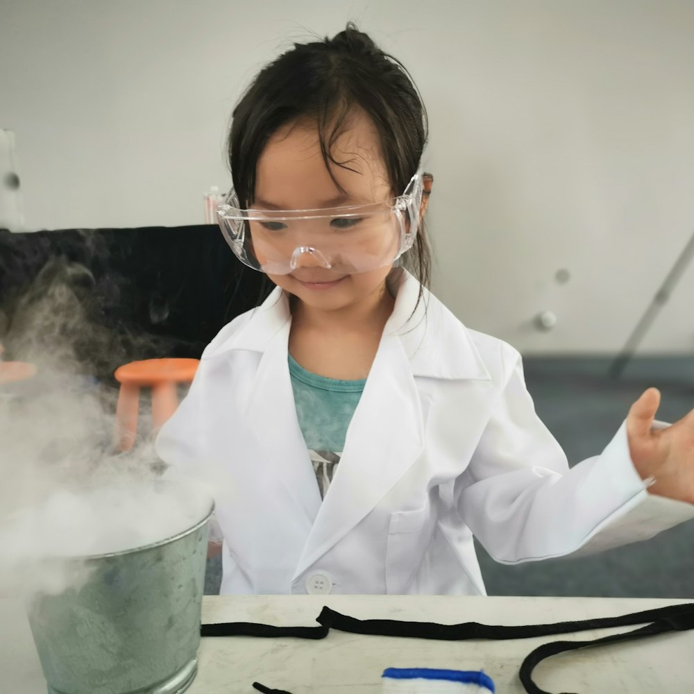 Siswi berjas lab melakukan percobaan es kering