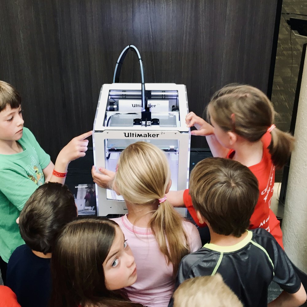 Siswa mengamati printer 3D bekerja